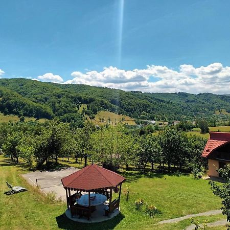 Cabana Cu Teren De Tenis -- Etaj Banita Экстерьер фото