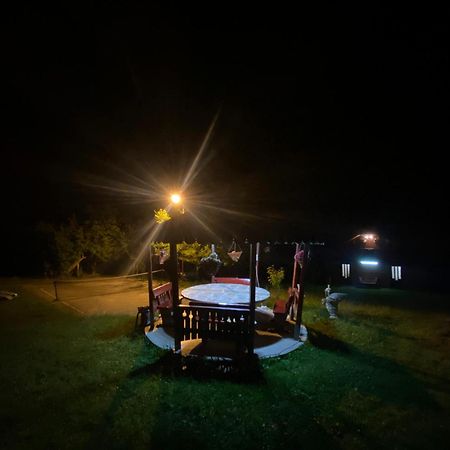 Cabana Cu Teren De Tenis -- Etaj Banita Экстерьер фото