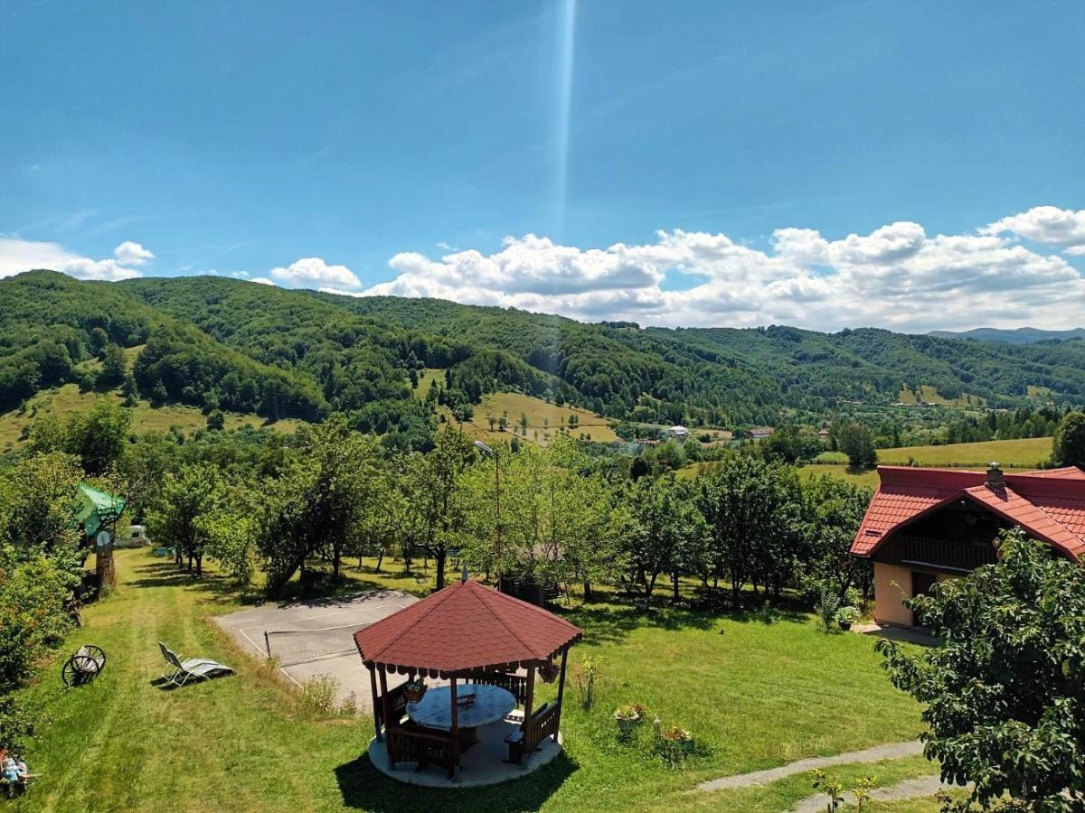 Cabana Cu Teren De Tenis -- Etaj Banita Экстерьер фото
