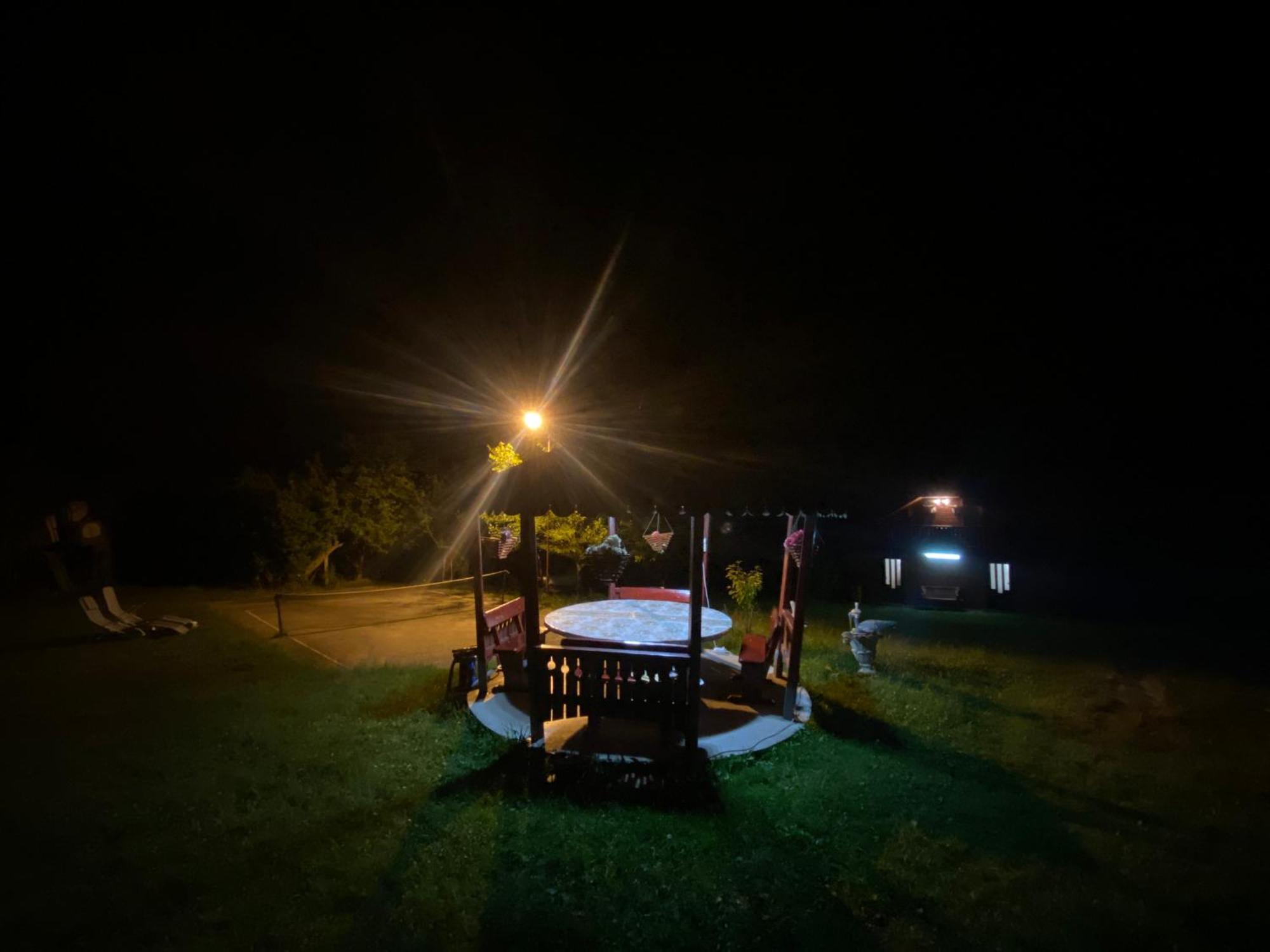 Cabana Cu Teren De Tenis -- Etaj Banita Экстерьер фото