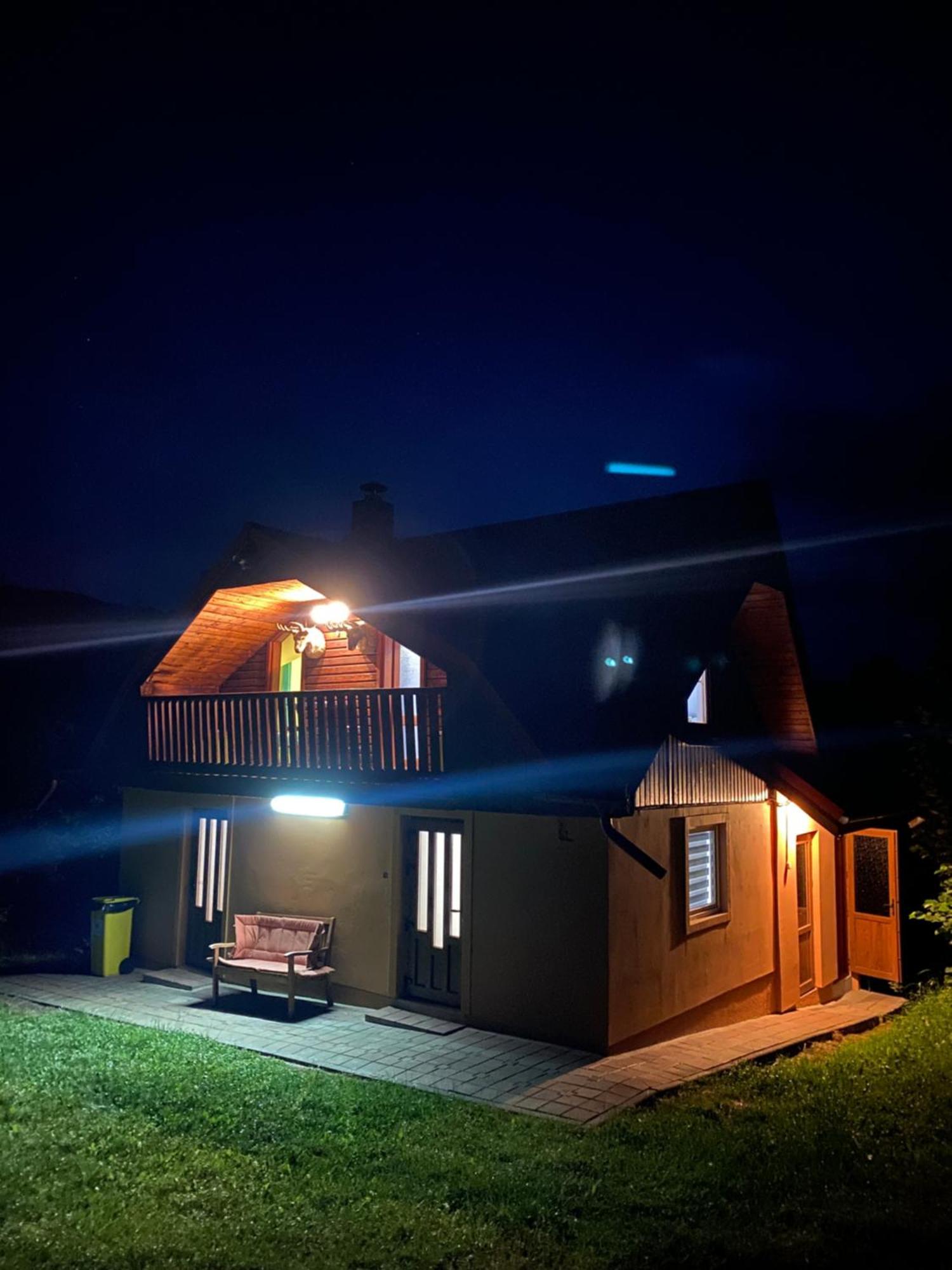 Cabana Cu Teren De Tenis -- Etaj Banita Экстерьер фото